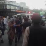 Attentato Kabul, i soccorsi dopo le esplosioni kamikaze