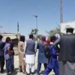 Kabul, afghani ancora in attesa all’aeroporto il giorno dopo la strage