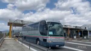 Afghanistan, arrivati ad Avezzano altri 6 pullman con profughi afghani