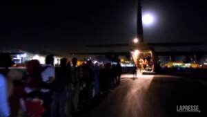 Partito ultimo volo italiano da Kabul, le immagini delle operazioni di imbarco del C130