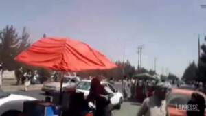 Kabul: talebani sparano in aria per disperdere la folla, fuggi fuggi vicino all’aeroporto