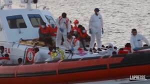 Lampedusa, sbarcano circa 450 migranti