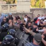 Roma, scontri tra dimostranti e polizia al corteo No Green Pass