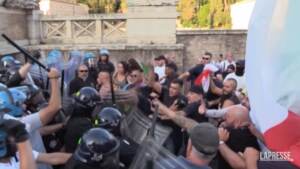 Roma, scontri tra dimostranti e polizia al corteo No Green Pass