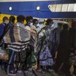 Venti sbarchi in un giorno a Lampedusa: quasi in mille arrivano sull’isola