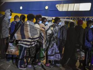 Venti sbarchi in un giorno a Lampedusa: quasi in mille arrivano sull’isola
