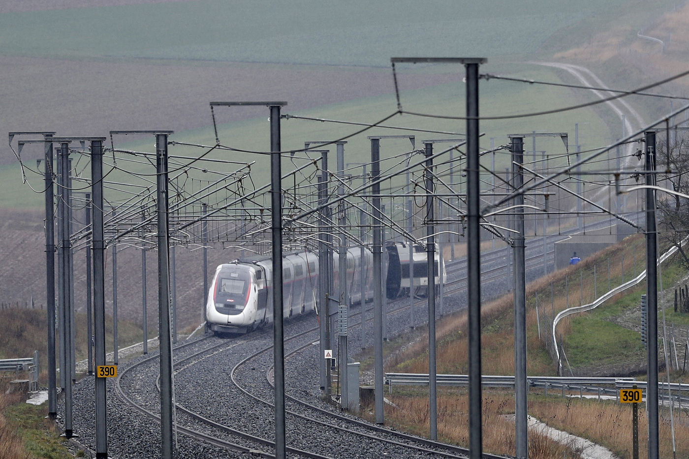 Ventimiglia, tenta di raggiungere Francia su tetto treno: muore folgorato Ventimiglia, tenta di raggiungere Francia su tetto treno: muore folgorato