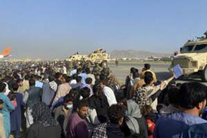 Afghanistan, civili in fuga all'aeroporto di Kabul