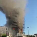 Milano, incendio in un palazzo di via Antonini: le spettacolari immagini