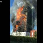 Milano, il rogo del palazzo di via Antonini: le fiamme avvolgono lo stabile