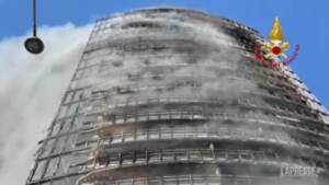 Milano, incendio in via Antonini: le immagini dei vigili del fuoco