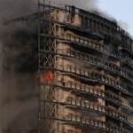 Milano, incendio in un palazzo di via Antonini: lo scheletro dello stabile avvolto dal fumo