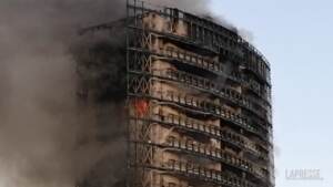 Milano, incendio in un palazzo di via Antonini: lo scheletro dello stabile avvolto dal fumo