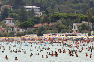 Caldo torrido in Sicilia: spiagge e fontane prese d'assalto