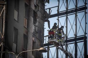 Milano, incendio carbonizza il palazzo Torre del Moro: il giorno dopo