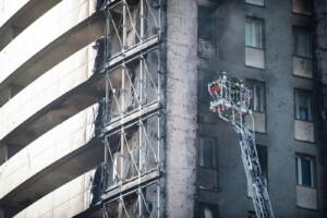 Milano, incendio carbonizza il palazzo Torre del Moro: il giorno dopo