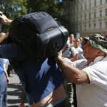 Green pass, giornalista videomaker aggredito durante manifestazione scuola a Roma