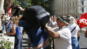 Green pass, giornalista videomaker aggredito durante manifestazione scuola a Roma