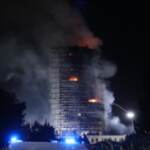 Incendio Milano: i pompieri al lavoro tutta la notte per spegnere il rogo