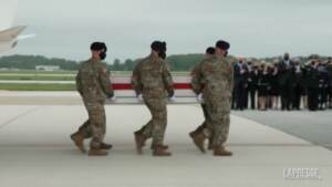 Afghanistan, Biden accoglie le salme dei marine uccisi nell’attentato a Kabul