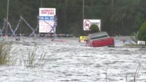 Usa, l’uragano Ida allaga il Mississippi: strade come fiumi e auto bloccate nell’acqua