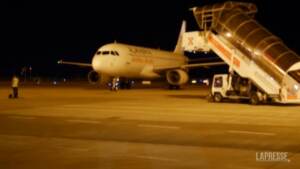 Aereo con 150 profughi afghani atterra in Albania
