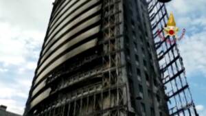 Incendio Milano: vigili del fuoco ancora al lavoro per spegnere piccoli focolai nella ‘Torre del Moro’