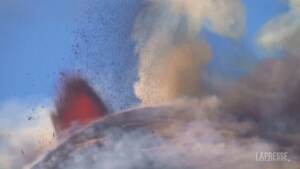 Etna, le nuove spettacolari immagini dell’eruzione