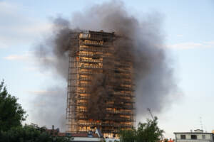 Incendio Milano, rivestimento bruciava 'come cartone', defaillance sistema antincendio