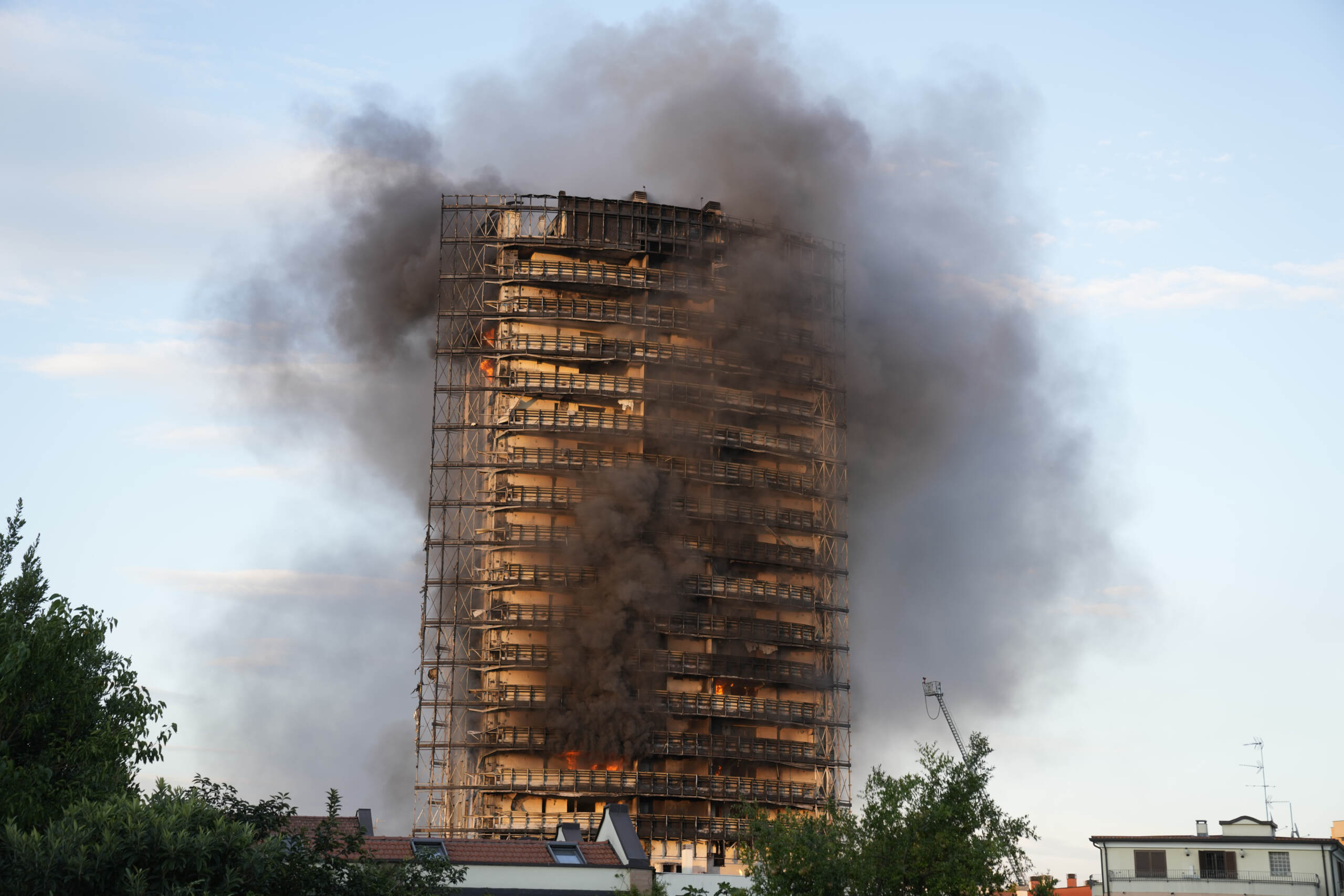 Incendio Milano: il rivestimento bruciava ‘come cartone’, defaillance del sistema antincendio