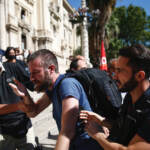 No vax, videoreporter preso a pugni a Roma