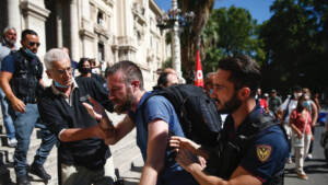 No vax, videoreporter preso a pugni a Roma