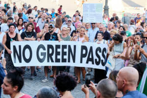 Green pass, sindacati: Contrari a blocco treni, sì a vaccini