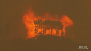 Usa, California: residenti in fuga da South Lake Tahoe per gli incendi