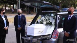 Crollo palazzina, commozione a Torino per i funerali del piccolo Aron
