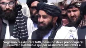 Kabul, il portavoce dei Talebani: “Assicureremo sicurezza e dignità”