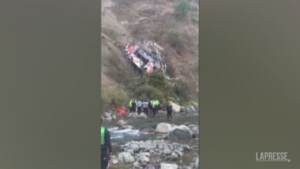 Perù: bus precipita in un dirupo, morte 17 persone