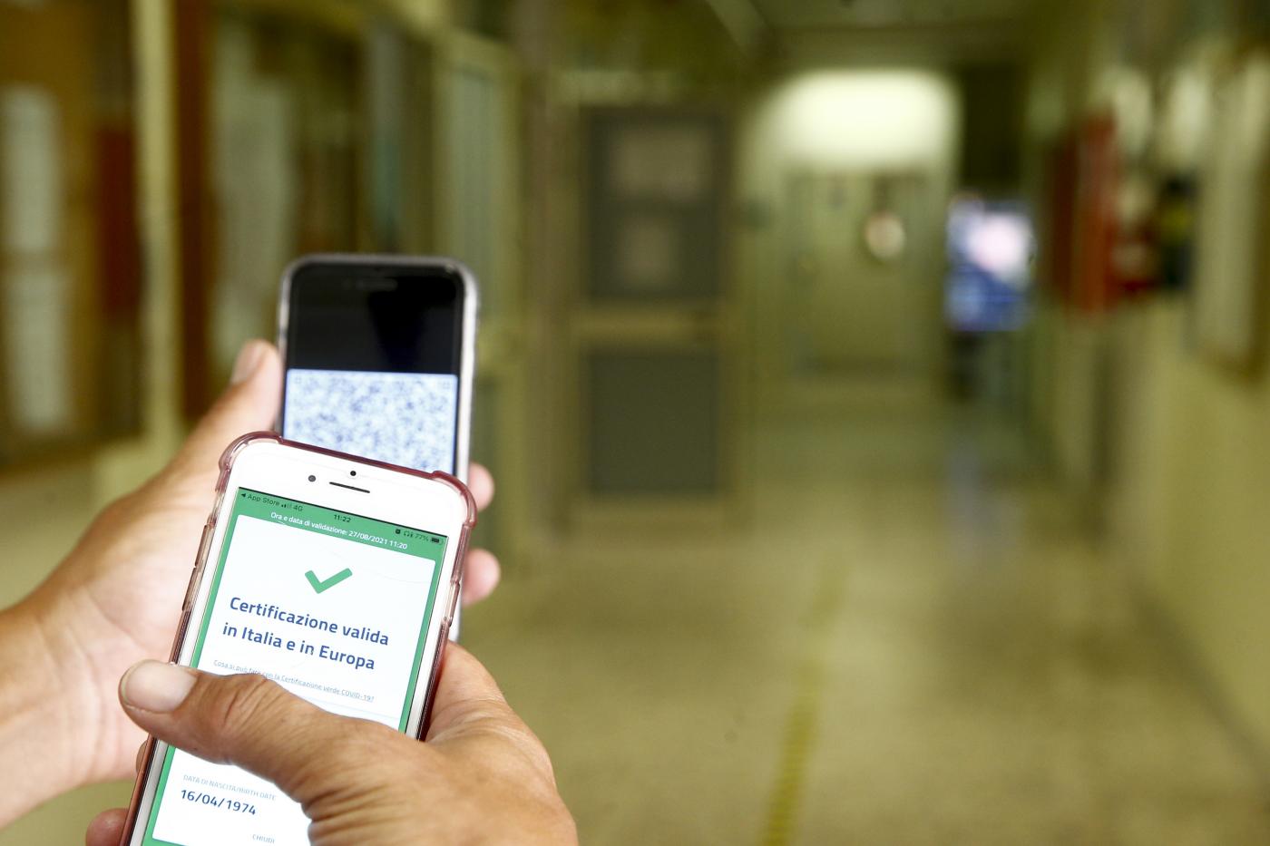 Green pass, ‘sì’ dei sindacati. Confindustria frena: “Tamponi li paghi il governo” Green pass, ‘sì’ dei sindacati. Confindustria frena: “Tamponi li paghi il governo”