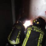 Milano, i vigili del fuoco entrano nel grattacielo bruciato