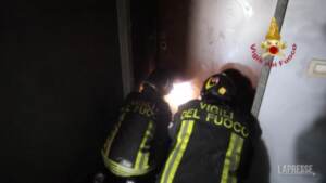 Milano, i vigili del fuoco entrano nel grattacielo bruciato