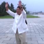 Corea del Nord: Kim Jong Un travolto dall’affetto dei gruppi giovanili