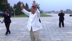 Corea del Nord: Kim Jong Un travolto dall’affetto dei gruppi giovanili