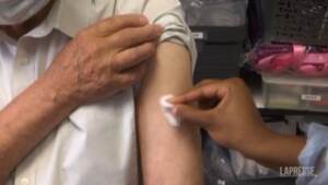 Vaccini, in Francia al via terza dose per over 65 e fragili