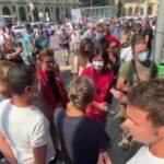 Torino: presidio No Green Pass davanti alla stazione di Porta Nuova, bloccato un dimostrante
