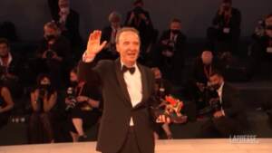Festival Venezia, Roberto Benigni sul red carpet con il Leone d’Oro