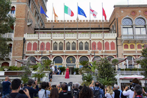 Venezia 78, al via la Mostra con Almodovar e il Leone alla carriera a Benigni