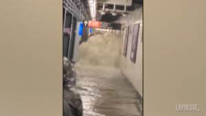 Usa, uragano Ida sferza New York: fiume in piena sulla banchina della metropolitana