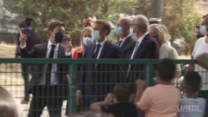 Francia, Emmanuel Macron visita una scuola di Marsiglia