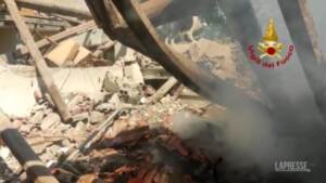 Pontremoli, i Vigili del Fuoco al lavoro tra le macerie della casa esplosa