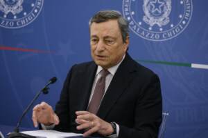 Draghi stoppa il dibattito: Obbligo vaccinale, terza dose ed estensione green pass